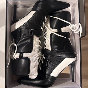 AKIRA AZALEA WANG CHAUSIKU BLACK SPORTY BOOTIE Size 88